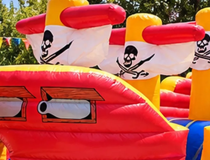 Detalle de los cañones y las velas del inflable barco pirata