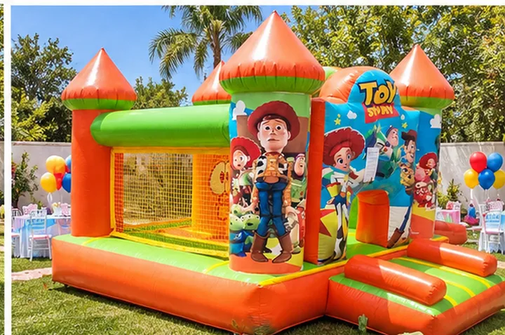 Inflable de Toy Story con torres naranjas armado en un jardín