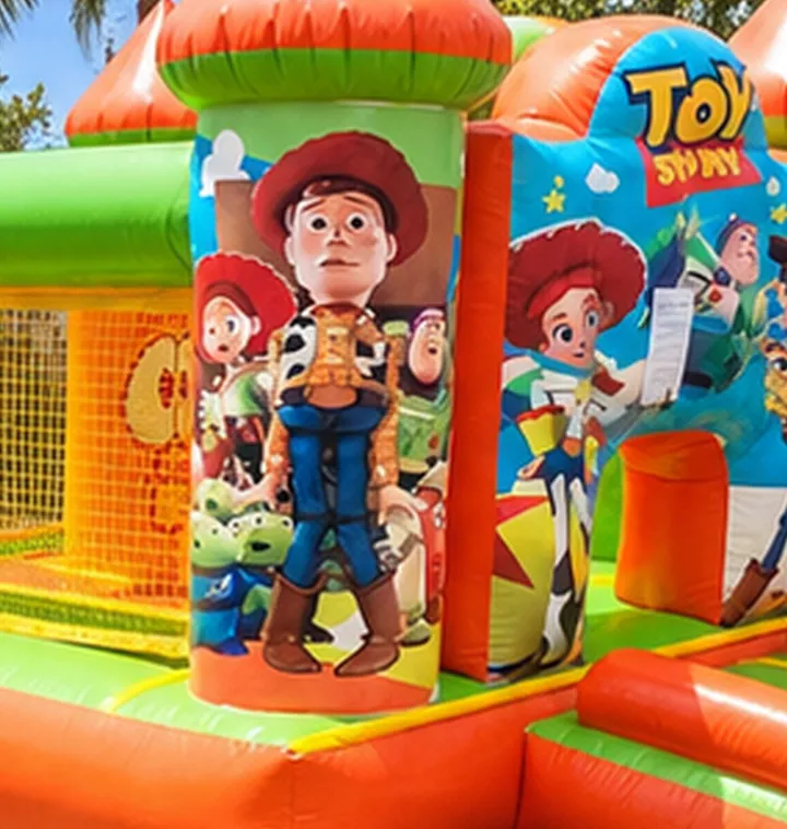 Detalle del panel de Woody y la entrada del inflable de Toy Story
